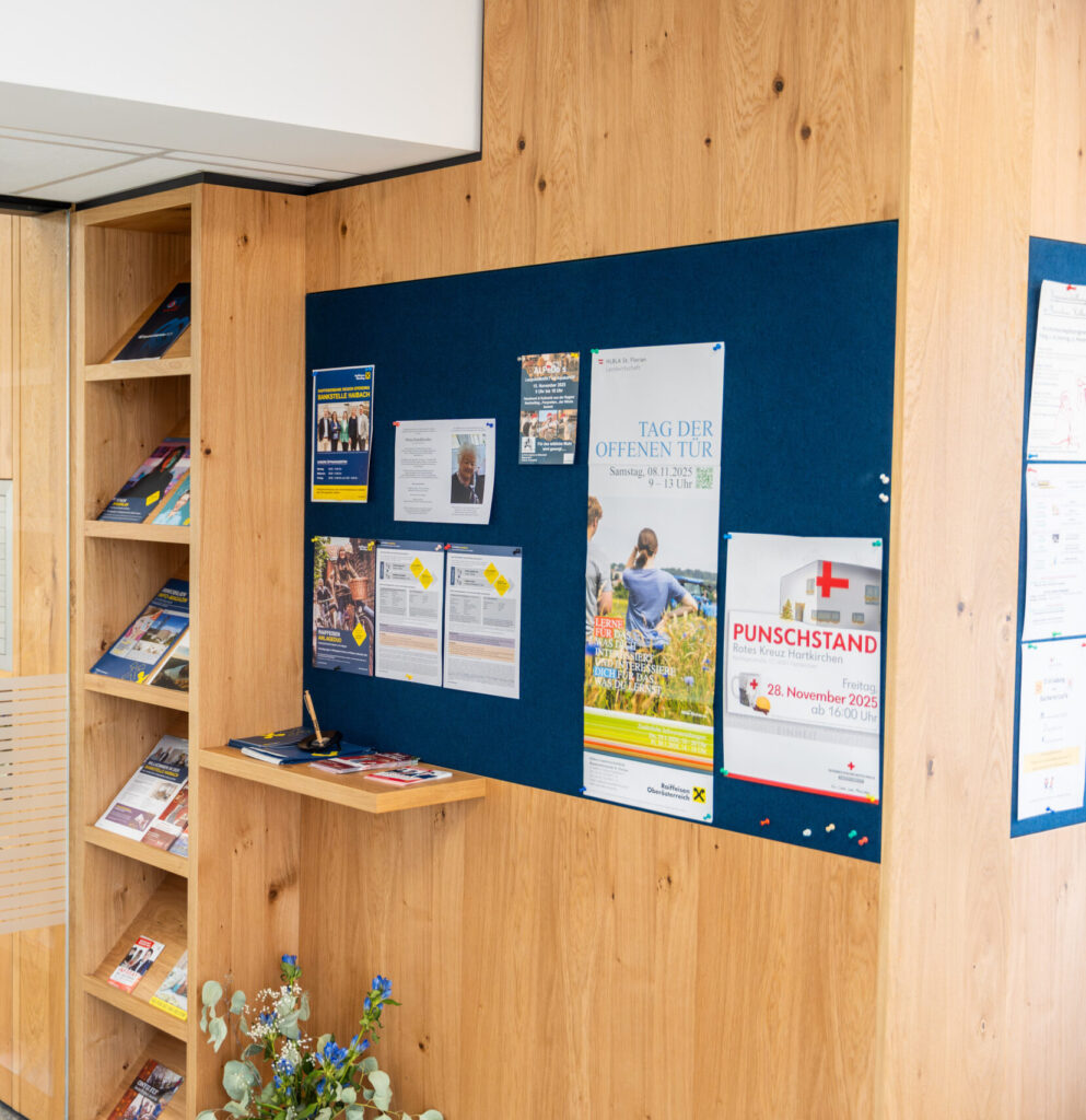 Bankeinrichtung vom Tischler, Raiffeisenbank Haibach ob der Donau, Objekteinrichtung, Wandverkleidung