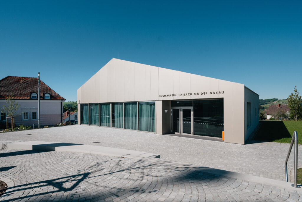 Neubau Musikverein Haibach, modernes Gebäude mit Glasfront