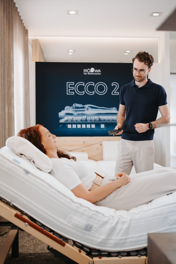 Röwa Ecco 2 Mot 4, Kundin in der Leseposition auf dem Schlafsystem