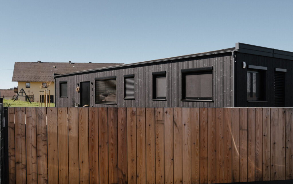 Microhome mit dunkler Holzfassade