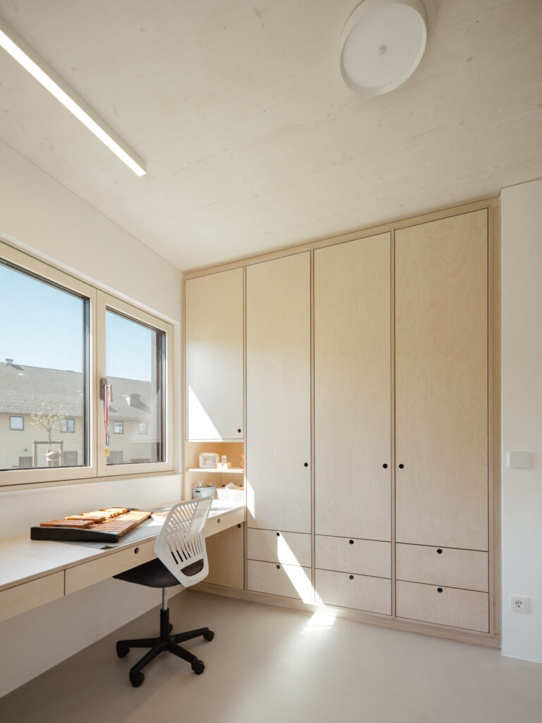 Kinderzimmer mit Schrankverbau im skandinavischen Stil