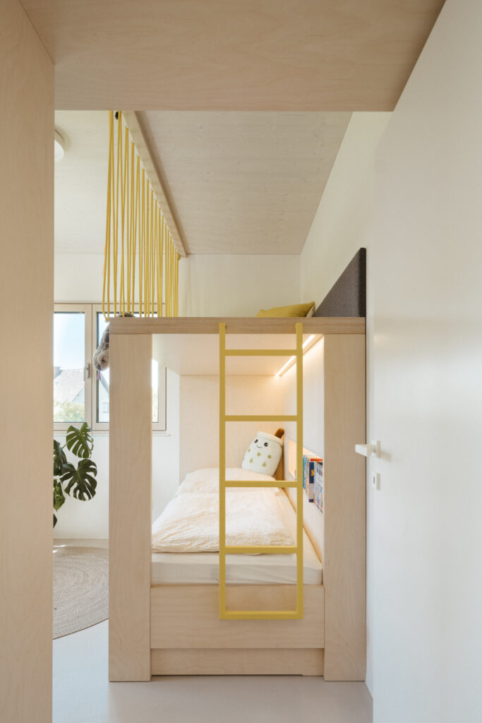 Kinderzimmer in Birke vom Tischler