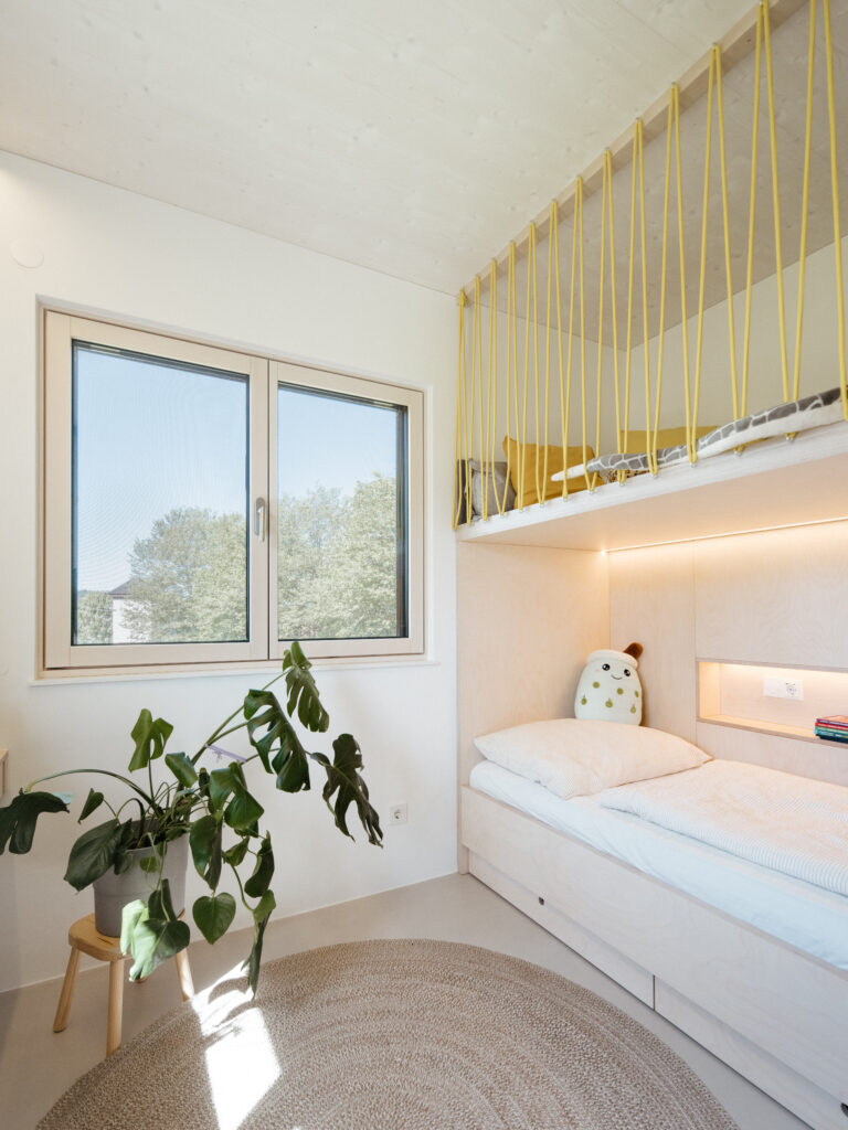Kinderzimmer mit Hochbett vom Tischler