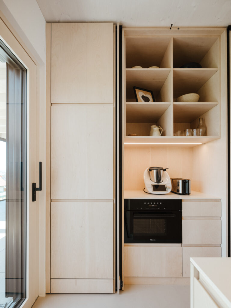 Küche mit Hochschränken und Pocket Doors