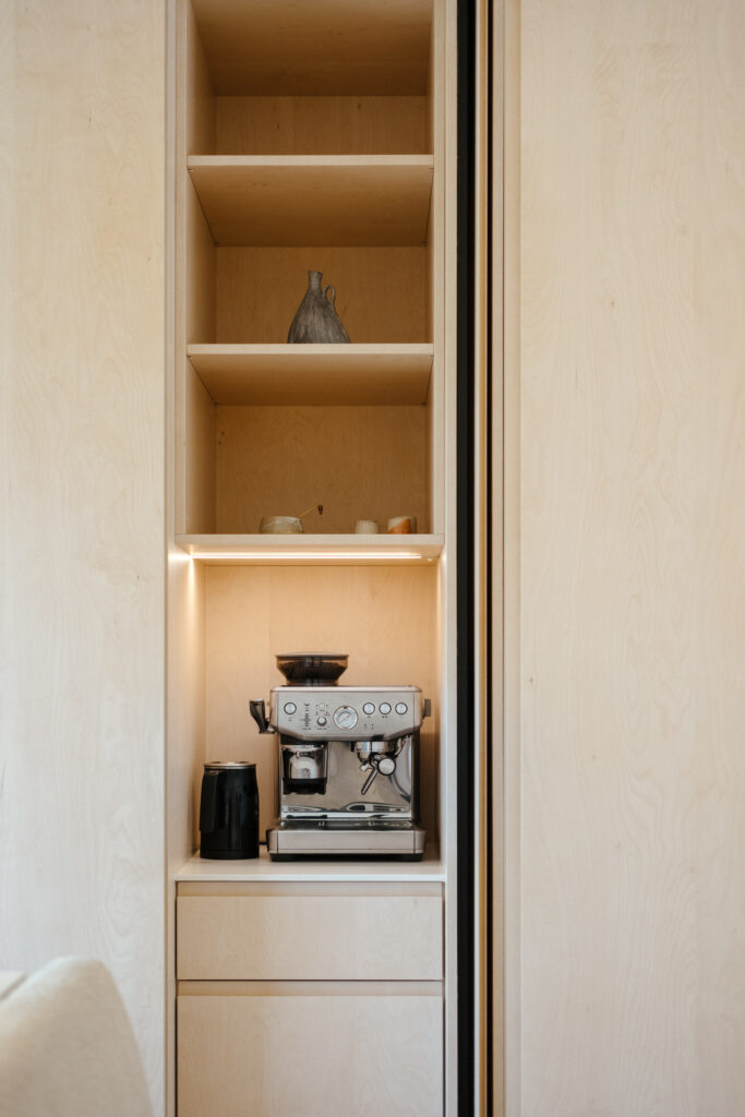 Pocket Door klein mit Siebträger Kaffemaschine