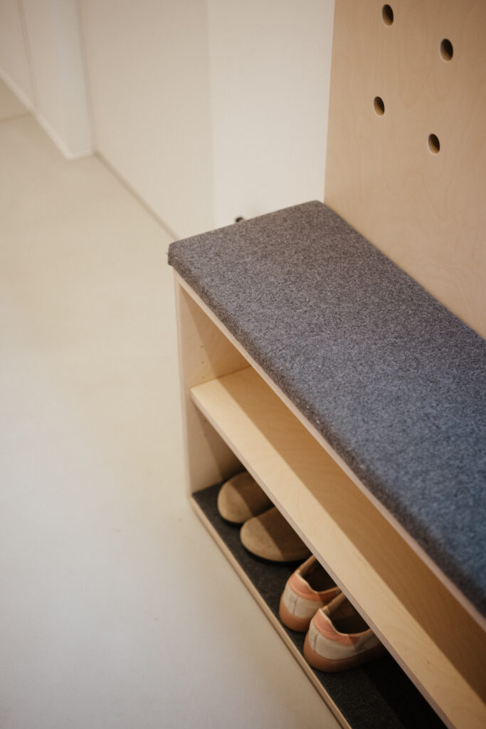 Detailfoto Garderobe mit Stoff.